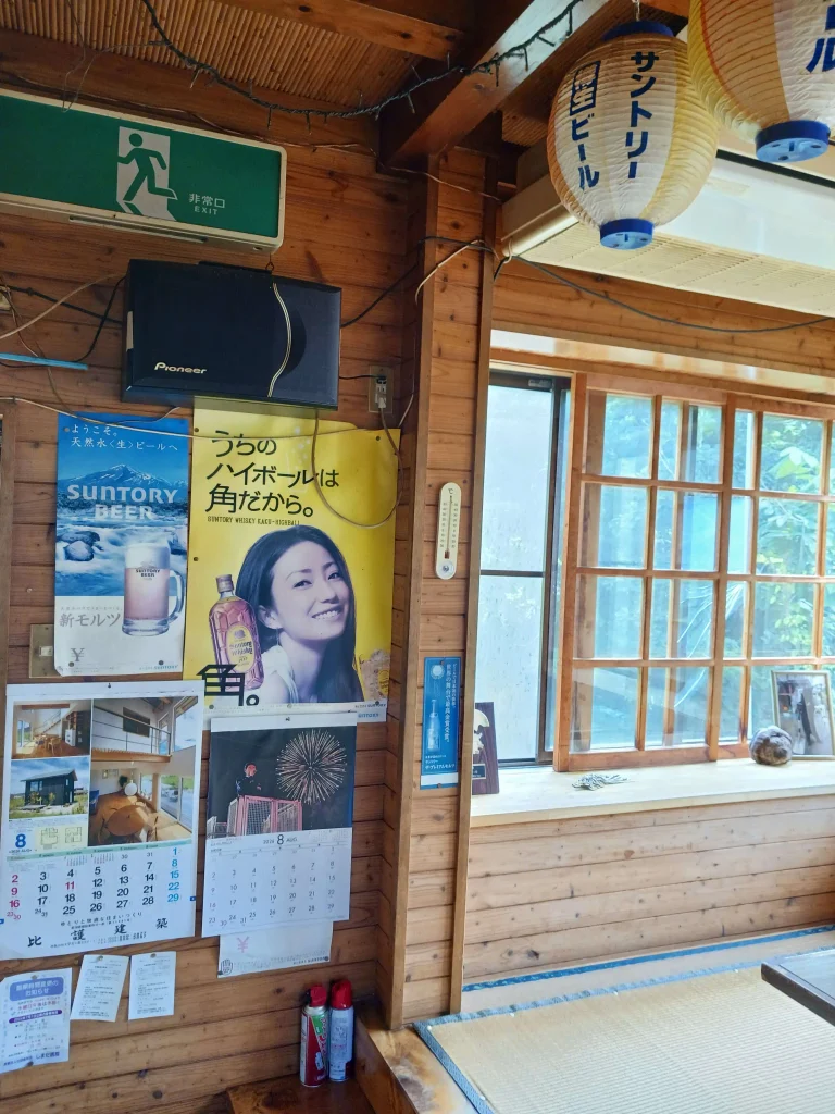 木のぬくもりを感じる店内の窓辺