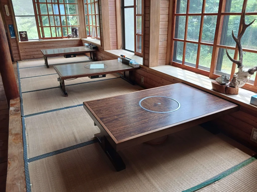 木のテーブルが並ぶ小上がり席